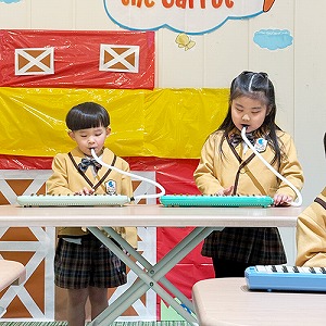 鍵盤ハーモニカを披露する生徒たち