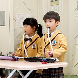 鍵盤ハーモニカを披露する生徒たち