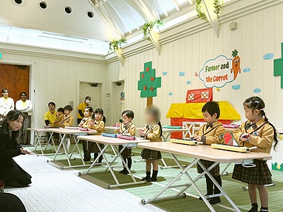 鍵盤ハーモニカを披露する生徒たち