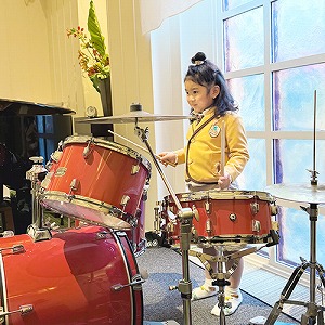 ドラムを叩く生徒