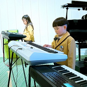 ピアノを弾く生徒たち