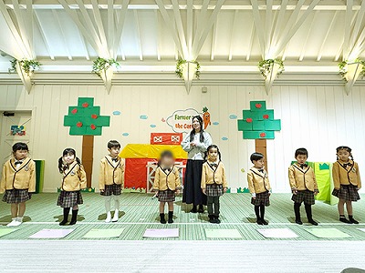 国語の発表をする生徒たちと先生