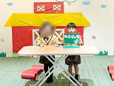 自分の名前を書いたものを披露する生徒たち