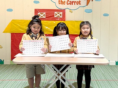 濁点のひらがなを発表する生徒たち