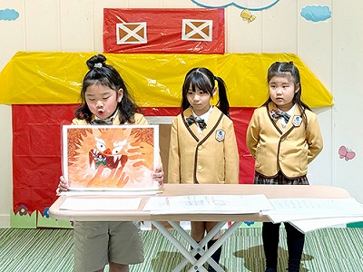 紙芝居を披露する生徒たち