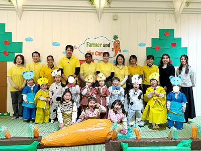 劇の発表を終えてみんなで記念撮影