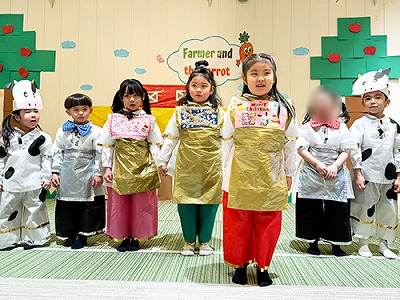 劇を発表する生徒たち