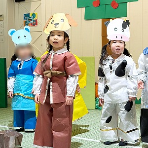 劇を発表する生徒たち