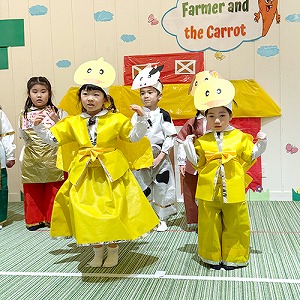 劇を発表する生徒たち