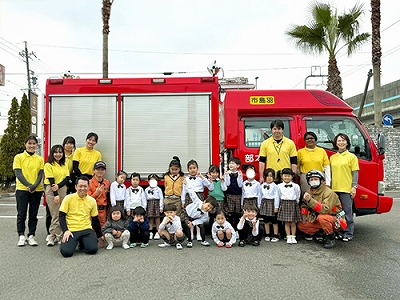 避難訓練のあとに消防車の前で記念撮影