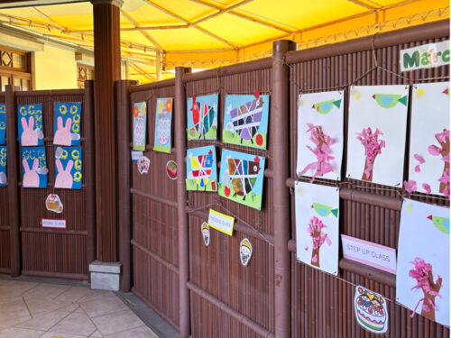 生徒たちの制作物を掲示したママーズキッズアカデミー通路