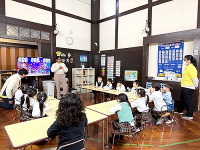 ひなまつりについて学ぶ生徒たち