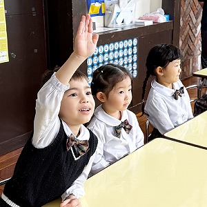 積極的に手をあげて答える生徒