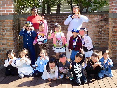 私服で登校したカジュアルデーの生徒たちと先生