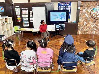 カジュアルデーに私服で授業を受ける生徒たちの様子