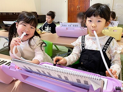 鍵盤ハーモニカを演奏する生徒たち