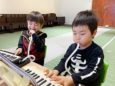 鍵盤ハーモニカを演奏する生徒たち