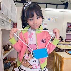 私服でポーズを取る生徒