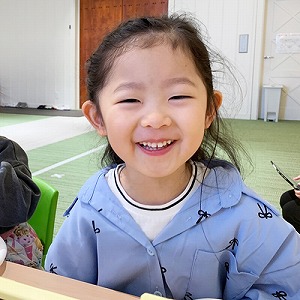 私服で笑顔を見せる生徒