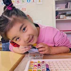 私服でカメラに笑顔を見せる生徒