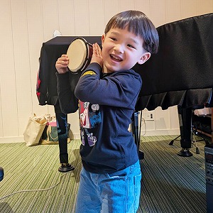 私服で笑顔をポーズをとる生徒