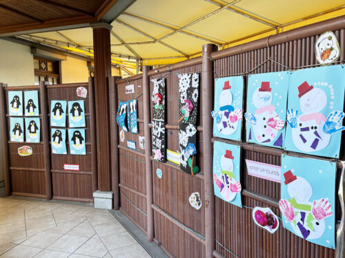 生徒たちの制作物を掲示したママーズキッズアカデミー通路