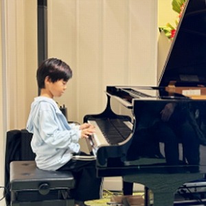 ピアノを演奏する生徒