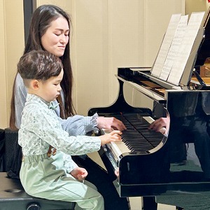 ピアノを演奏する生徒