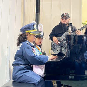 2人でピアノを演奏する生徒