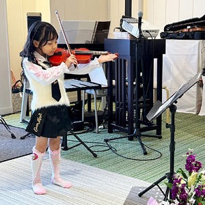 バイオリンを演奏する生徒