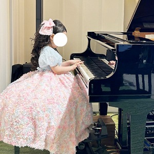 ピアノを演奏する生徒