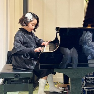 ピアノを演奏する生徒