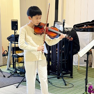 バイオリンを演奏する生徒