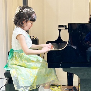 ピアノを演奏する生徒