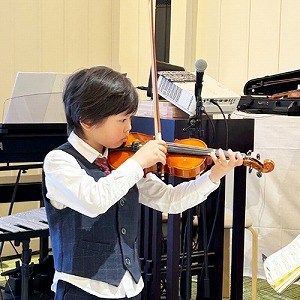 バイオリンを演奏する生徒
