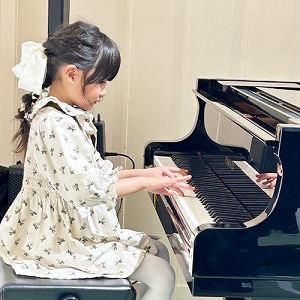 ピアノを演奏する生徒