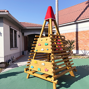 国産ヒノキを使った立体クライミング