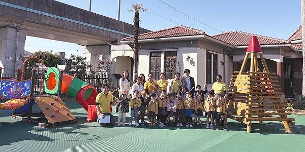 大型遊具お披露目会のあとみんなで記念撮影