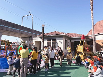 遊具が披露され喜びの声をあげる生徒と保護者たち