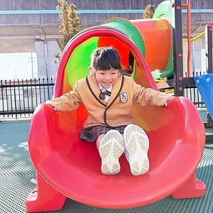 大型遊具で遊ぶ生徒