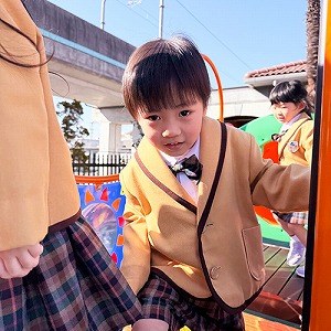 大型遊具で遊ぶ生徒