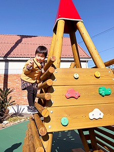 大型遊具で遊ぶ生徒