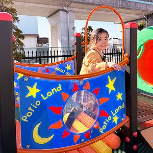 大型遊具で遊ぶ生徒