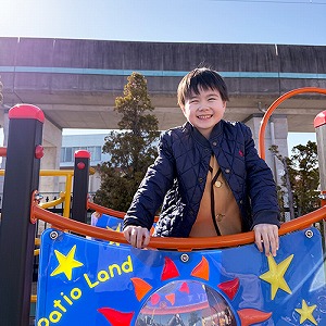 大型遊具で遊ぶ生徒