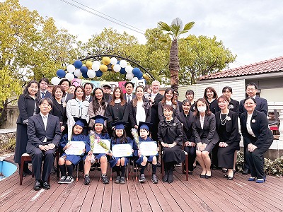 インターナショナルキンダースクール卒業式の記念撮影