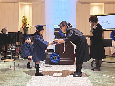 卒業証書を受け取る卒業生