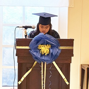 卒業式でスピーチをする卒業生