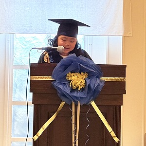 卒業式でスピーチをする卒業生