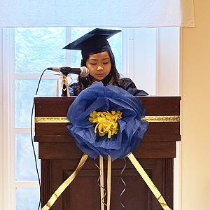卒業式でスピーチをする卒業生