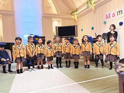 卒業生に歌を贈る在学生たち